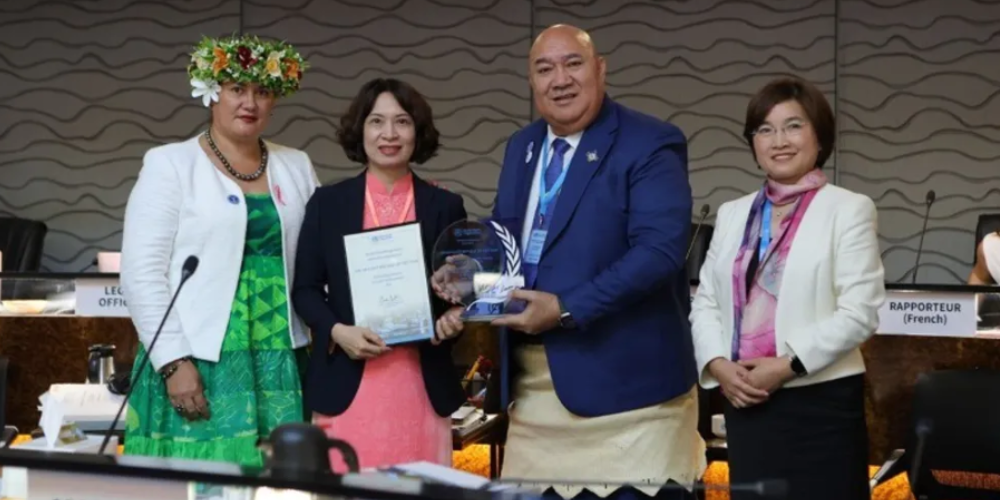 Deputy Minister of Health, Associate Professor Nguyen Thi Lien Huong (2nd from left) receives a certificate and a plaque honouring Vietnam's elimination of trachoma. (photo from WHO)